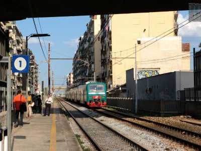 Ci muoviamo verso la periferia e dopo qualche decina di metri il caseggiato lascia a spazio a un largo marciapiede: lo percorriamo fin quasi al ponte Garibaldi, trovando alla nostra destra l'ingresso della piccola stazione Marconi